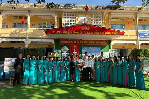 Lãnh đạo xã thăm, chúc mừng các nhà trường nhân dịp 20.11